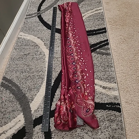 Vince Camuto Womens Burgundy Floral Patterened Scarf NWT 70" - Picture 7 of 7